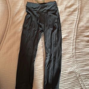 Luluemon 7/8 leggings with side pockets size 4!